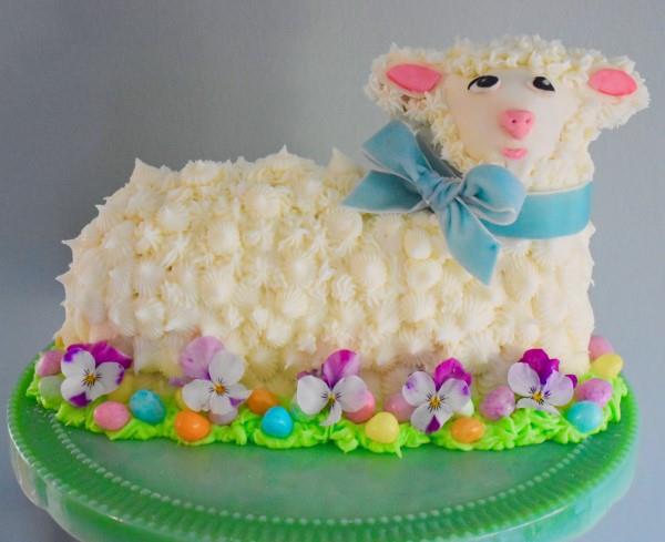 Pääsiäisen karitsan leipominen - helppo resepti ja ideoita inspiroida söpöä lammasta kukkakoristetulla niityllä