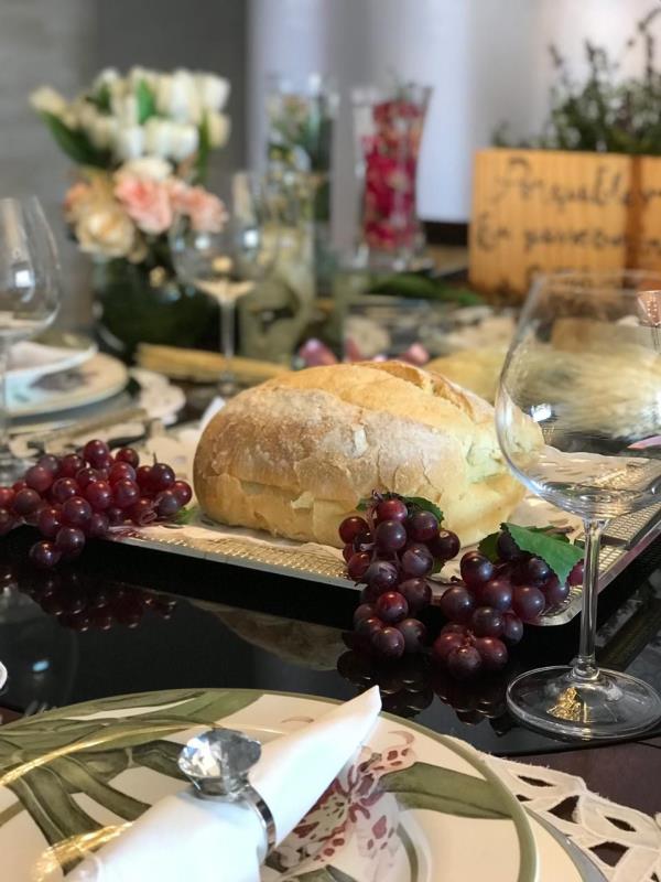 Pääsiäispöytäkoristeita viini- ja leipäideoita