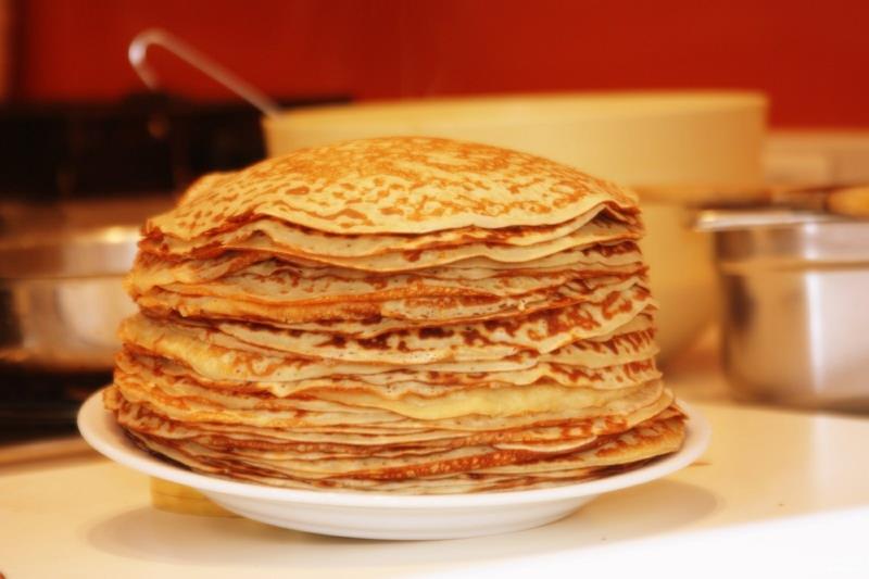 Itä -Euroopan blini -reseptit pannukakkuille maailmanlaajuisesti
