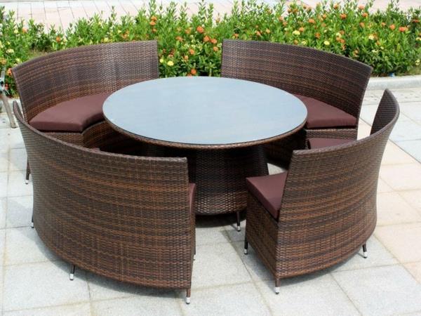 Ulkokalusteet polyratan -lounge -puutarhakalusteista pöydän ympärillä