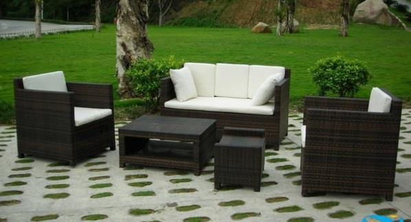Huonekalut, jotka on valmistettu polyrattan -lounge -puutarhakalusteista perinteisesti