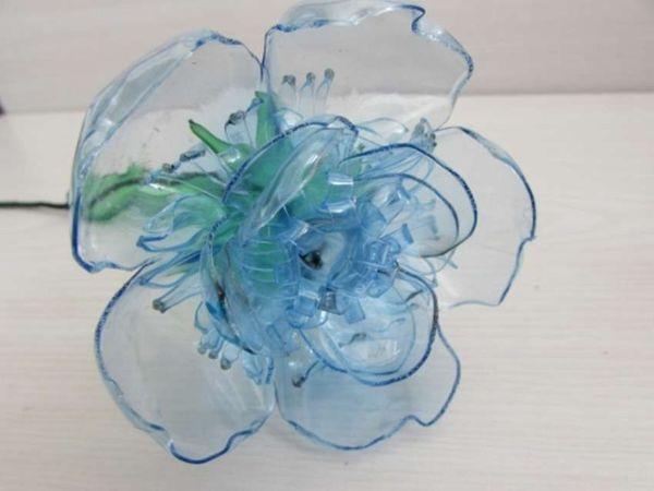 PET -pullot - upeita sinisiä kukkia