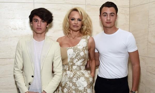 Pamela Anderson - loistava kuva perheen kanssa