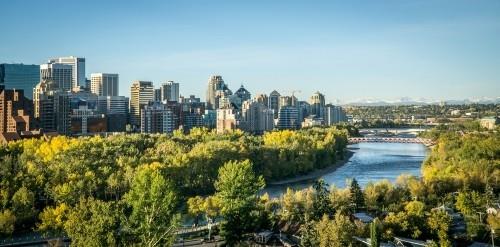Panoraamanäkymät keskustaan ​​Calgary -joen taustalla vuoristossa