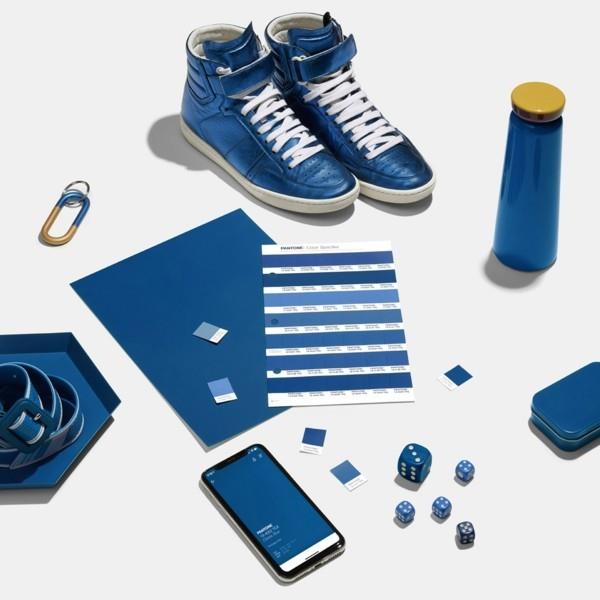 Pantone Vuoden väri 2020 Klassinen sininen Klassinen sininen lenkkarit