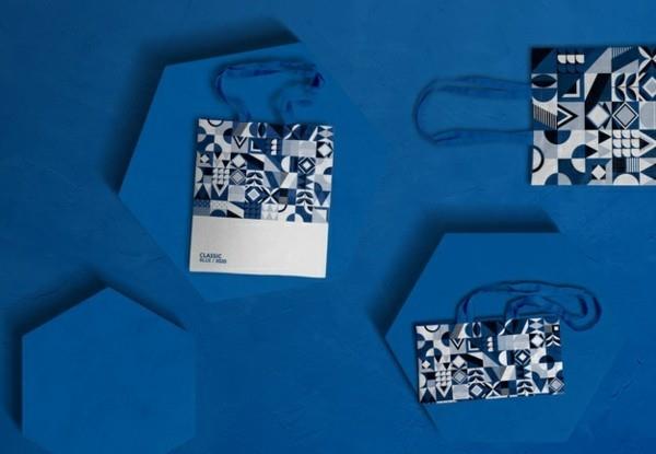 Vuoden Pantone -väri 2020 klassiset siniset paperipussit