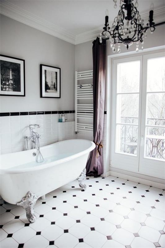 Pariisin tyylikäs kylpyhuone kylpyammeessa, jossa on kynsiä jalat valkoiset lattialaatat