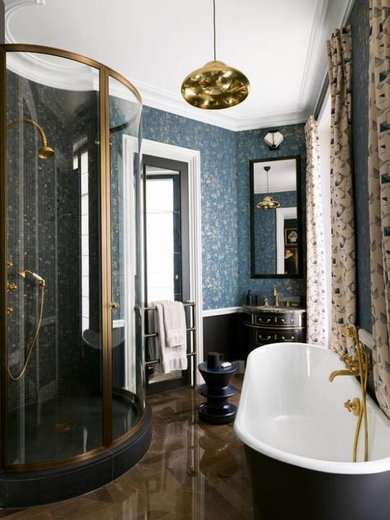 Pariisin tyylikäs kylpyhuone kylpyamme moderni suihkukaappi tummansininen vaaleansininen kulta aksentteja