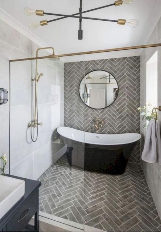 Pariisin tyylikäs kylpyhuoneen lasiseinässä mielenkiintoinen kuvio lattialaatat iso kylpyamme mustavalkoinen