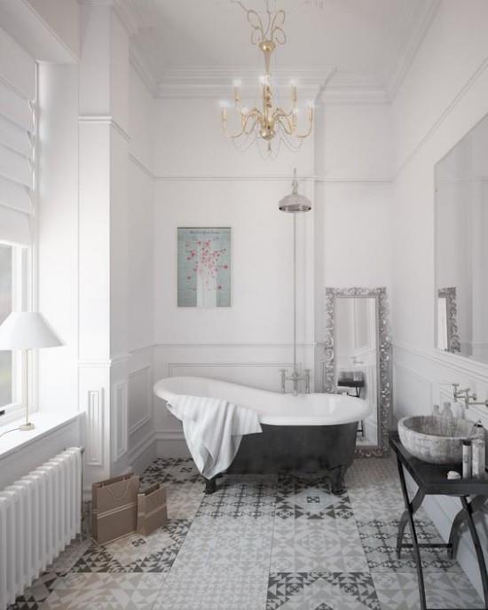 Pariisin tyylikäs kylpyhuoneessa Harmaa hallitsee kevyttä tunnelmaa ja kattokruunu -kylpyamme