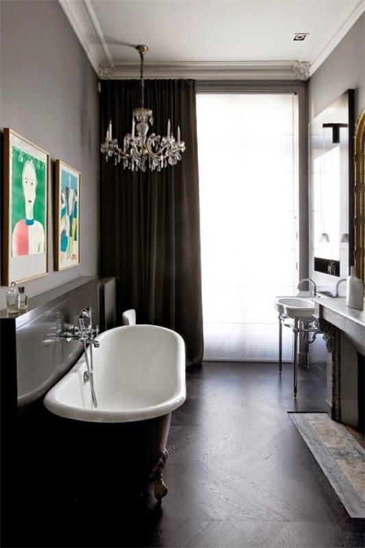 Pariisin tyylikäs kylpyhuoneessa Valkoiset, norsunluun värit ja ruskeat kylpyammeet luovat kontrasteja