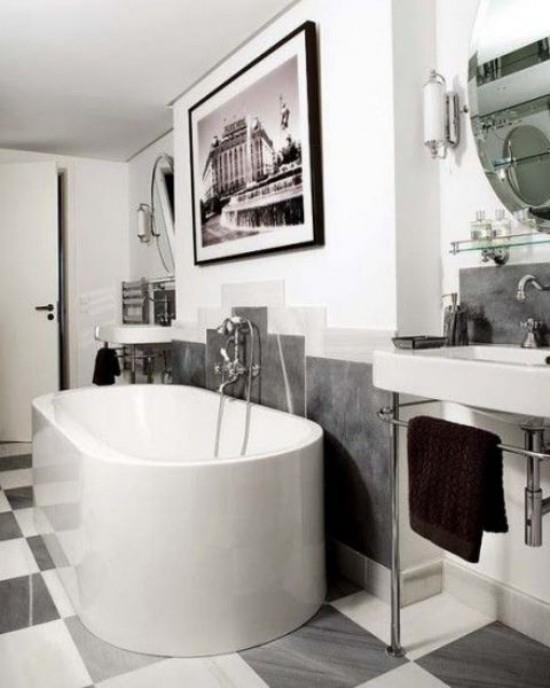 Pariisin tyylikäs kylpyhuoneessa, moderni kylpyamme, taideteoksia seinällä, turhamaisuus, tummanruskea pyyhe, laattakuvioidut lattialaatat
