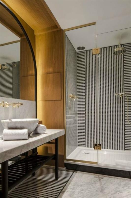 Pariisin tyylikäs kylpyhuoneessa moderni variantti kultainen aksentti tyylikäs muotoilu