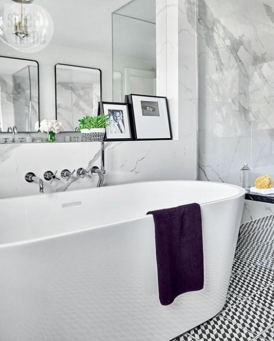 Pariisin tyylikäs kylpyhuone moderni muotoilu valkoinen kylpyamme violetti kangas marmoriseinäpeili