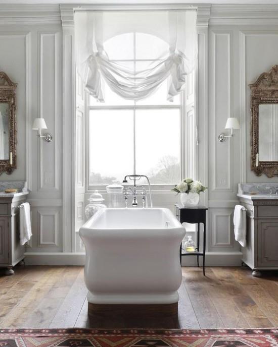 Pariisilainen tyylikäs kylpyhuoneessa erittäin houkutteleva ilmapiiri vapaasti seisova kylpyamme iso ikkuna verhotut verhot iso seinäpeili matto valkoiset kukat