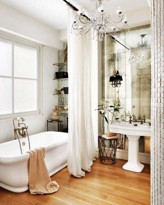 Pariisin tyylikäs kylpyhuoneessa valkoinen beige miellyttävä muotoilu kristallikruunu suuri peili leikkisä tunnelma