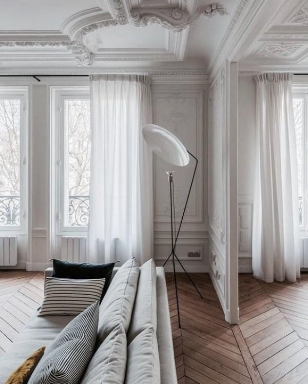 Pariisin tyylikäs olohuoneessa kovapuuparketti valkoiset seinät