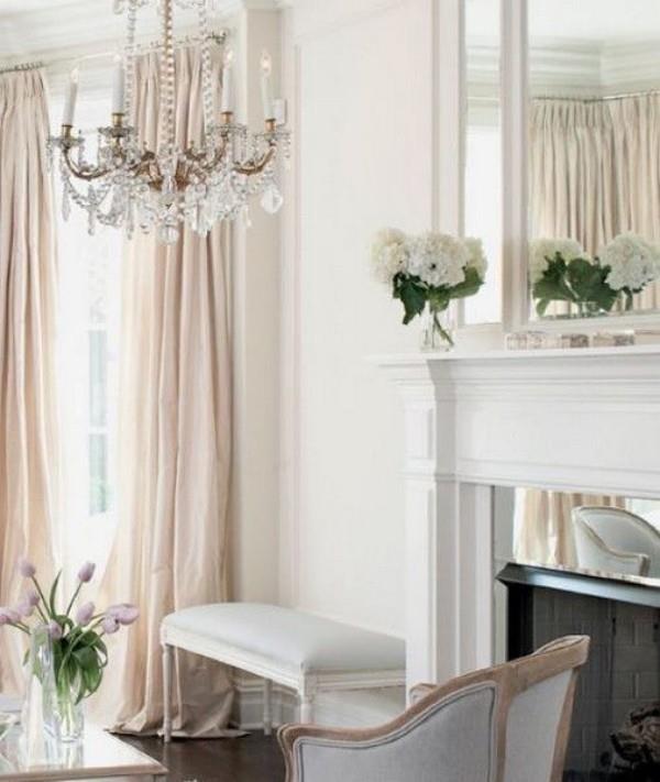 Pariisin tyylikäs olohuoneessa.Kattokruunu tyylikäs, rikkaasti sisustettu kodikas tunnelma, kukat, takka, penkki