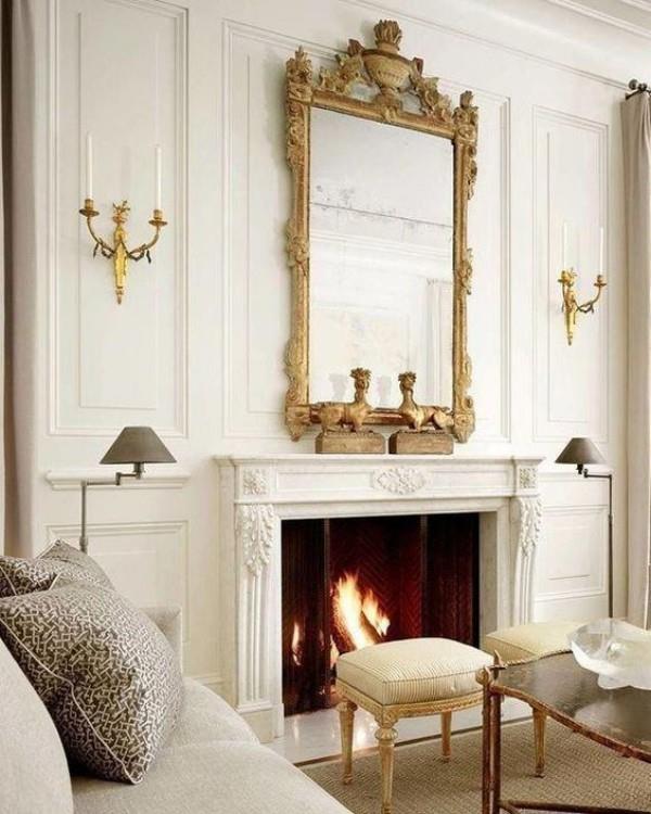 Pariisin tyylikäs olohuoneessa, iso peili, koristeltu runko, kynttilät molemmin puolin, valkoiset istuinkalusteet