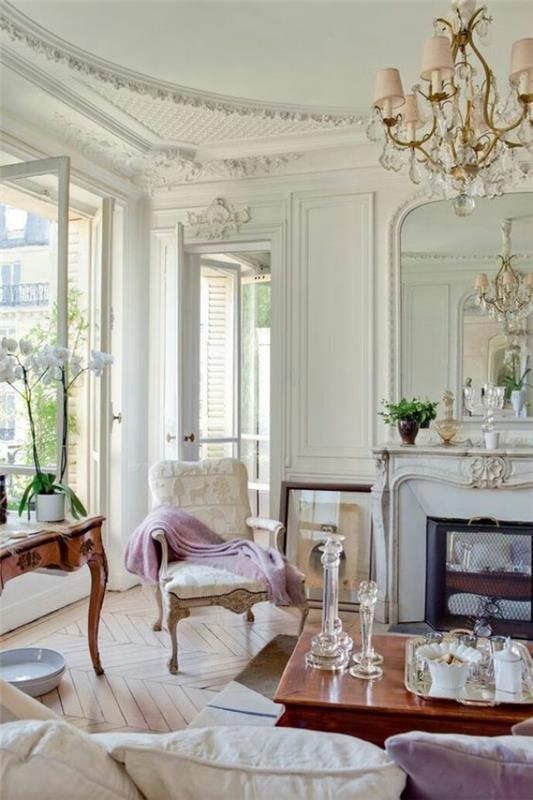 Pariisin tyylikäs olohuoneessa, valoisa sisustus, monet koristeet henkilökohtaisesti ilmeikäs