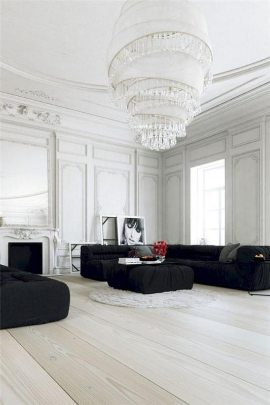 Pariisin tyylikäs olohuoneessa, moderni valoisa sisustus, mustat huonekalut, kontrastiset kattokruunut katseenvangitsijana