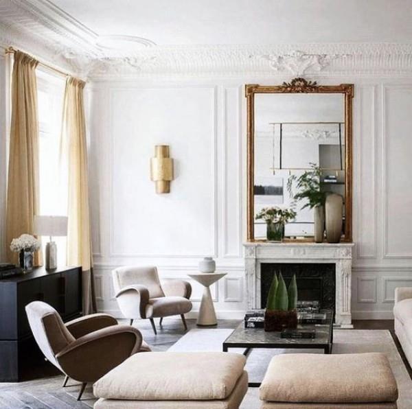 Pariisin tyylikäs olohuoneessa, valkoiset seinät, samettikalusteet neutraaleissa väreissä, erittäin miellyttävä tunnelma, kodikas ja tyylikäs