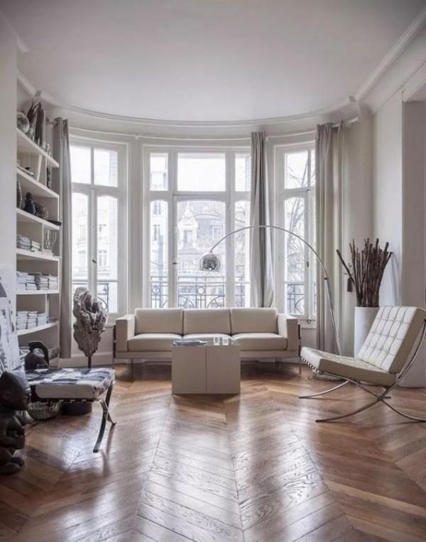 Pariisin tyylikäs olohuoneen valkoiset seinät