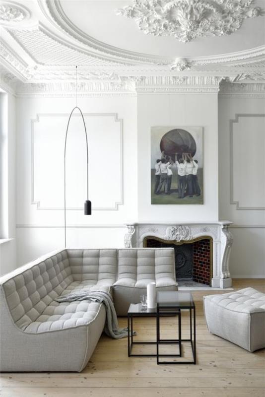 Pariisin tyylikäs olohuoneessa valkoinen sisätilojen lattiavalaisin kulmasohva ornate roof rosettekuva takka