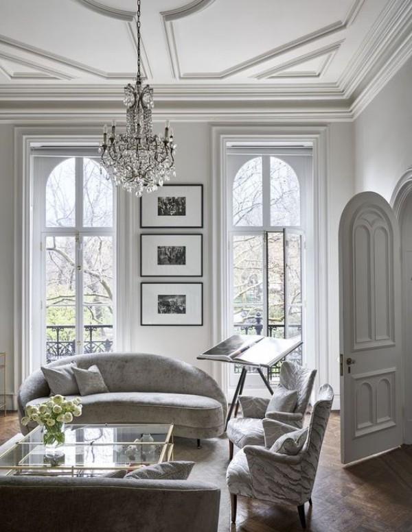Pariisin tyylikäs olohuoneessa valkoinen sisustus erittäin tyylikäs kristallikruunu henkilökohtaiset kodin tarvikkeet