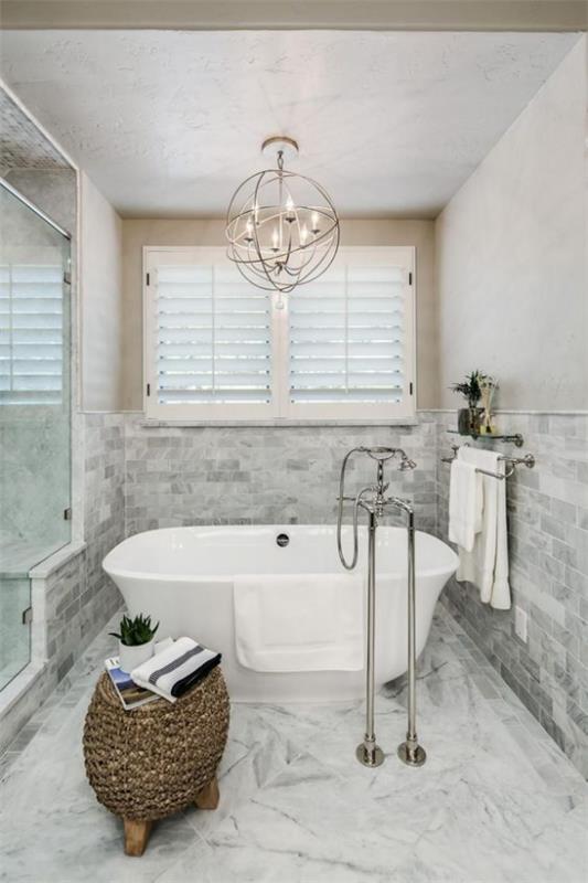 Vastaava valo kylpyhuoneen riippuvalaisimessa harmaasta marmorikiviseinästä