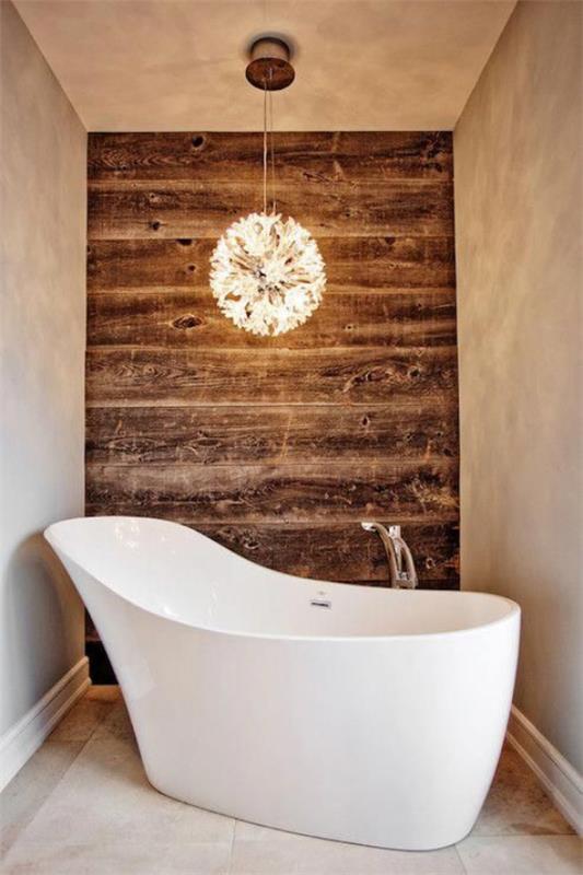 Vastaava valo kylpyhuoneessa vapaasti seisova kylpyamme riippuvalaisin puuseinä