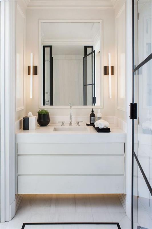 Sopiva valo kylpyhuoneessa, pieni huone, moderni pesuallas, todella hyvin valaistu.