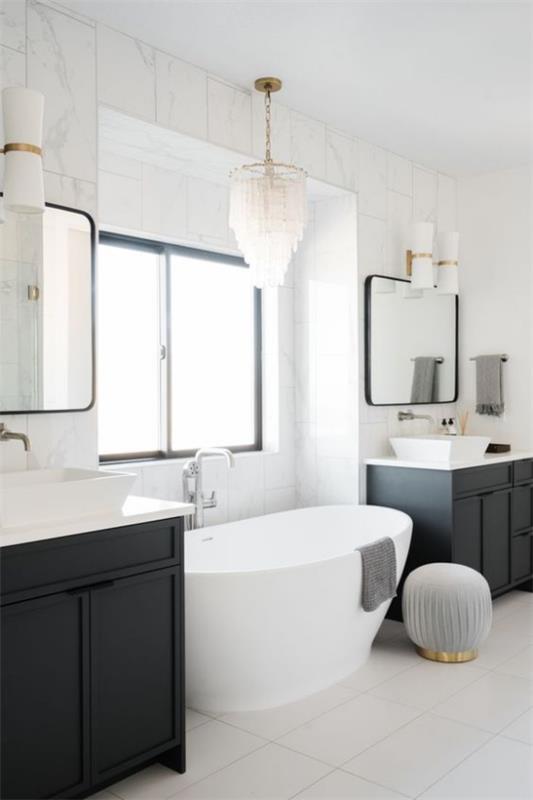 Oikea valo kylpyhuoneessa, minimalistinen kylpyhuone mustavalkoisena, ylellinen kosketus kristallikruunulla, valkoinen kylpyamme