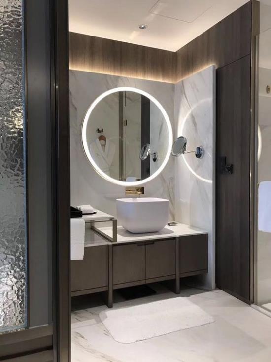 Vastaava valo kylpyhuoneessa, moderni kylpyhuone, sisäänrakennettu valaistus, tyylikkäät kylpyhuonekalusteet, lasiseinä