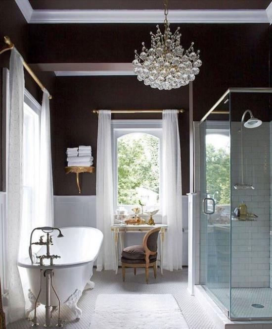 Vastaava valo kylpyhuoneessa paljon luonnonvaloa kirkas ja kutsuva kontrasti valkoisella mustalla