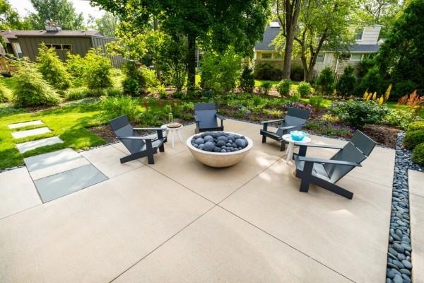 Patio on erittäin moderni muotoilu, jossa on takka ja mukavat istuimet