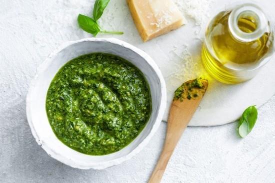 Pesto, jossa on paljon basilikaa