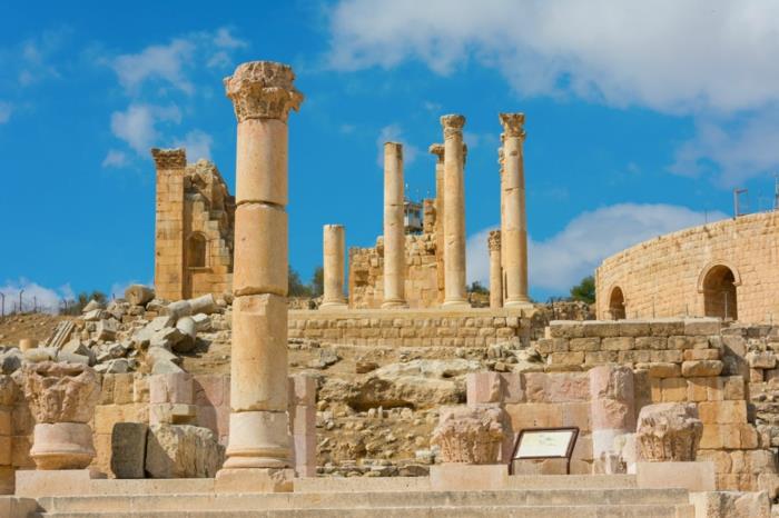 Petra Jordan pääkaupunki Jordan Gerasa soikea foorumi roman 5