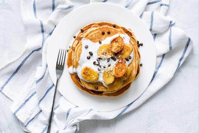 Pannukakkuja on helppo tehdä lautaselle, joka on pinottu banaani- ja kahvipavuilla