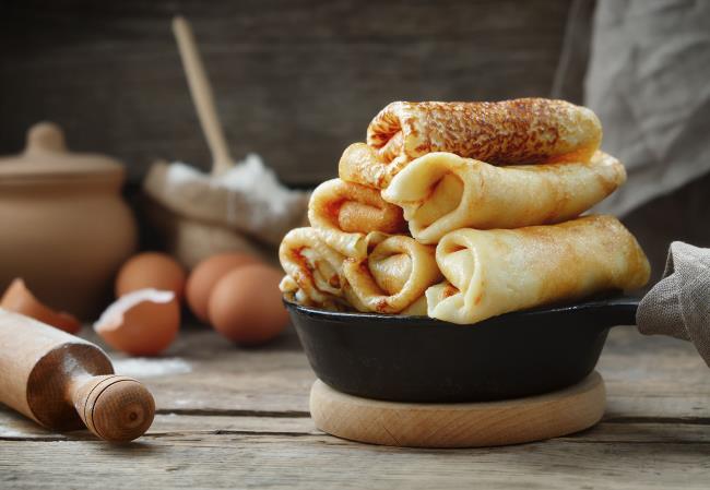 Pidä pannukakut lämpiminä, kun ne pinotaan kulhoon