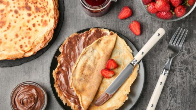 Pannukakkujen syöminen helppoa mansikoiden ja Nutellan avulla