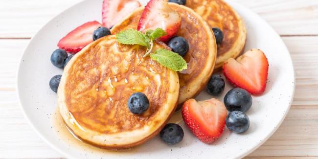 Pannukakkuja on helppo tehdä tuoreilla hedelmillä koristeltujen karhunvatukoiden mansikoilla