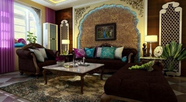 Riikinkukon höyhenen koristelu olohuoneen sohvilla ruskeat samettivärit