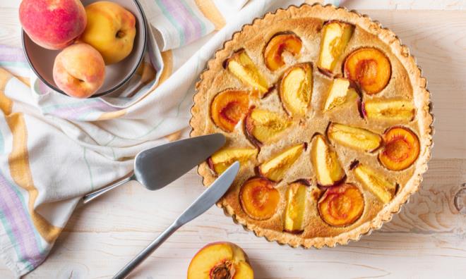 Valmista persikkakakku kaksi helppoa ja nopeaa reseptiä gourmet -kokemuksen valmistamiseksi kesällä
