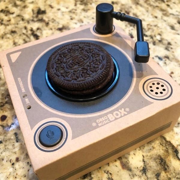 Philadelphian gadget Bagel, joka muuttaa kaiken bagel oreo -keksi -musiikkilaatikkoksi joulu