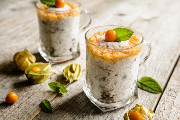 Physalis eksoottinen hedelmä pieni oranssi hedelmä jälkiruoka chia -siemenillä koristeltu Physalis