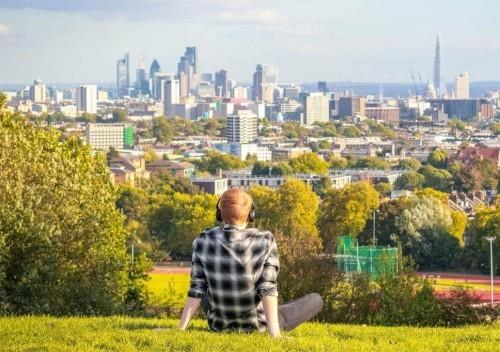 Piknik Hampstead Heath London Cityn horisontissa Parliament Hillin turistilta etualalla