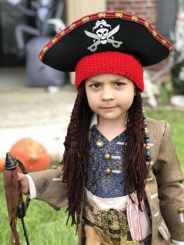 Merirosvohattujen tekeminen lasten kanssa - hienoja ideoita seuraavaan pukujuhlaan jack sparrow -asu