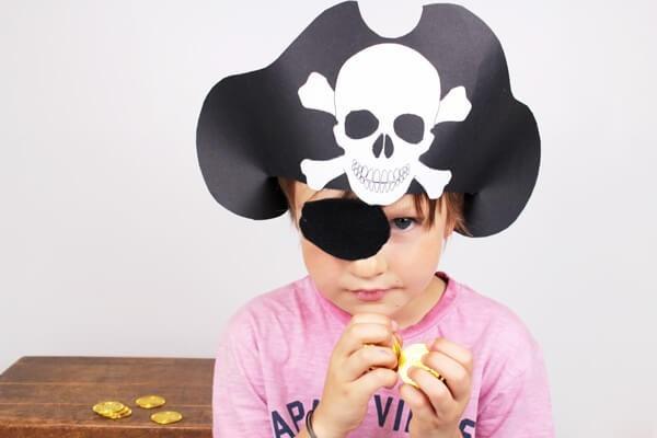 Merirosvohattujen tekeminen lasten kanssa - hienoja ideoita seuraavalle lapsellesi piratin diy -asujuhliin