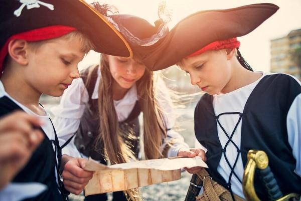 Tinker -merirosvohatut lasten kanssa - hienoja ideoita seuraavaan pukujuhlien lasten aarteenetsintäpuutarhaan
